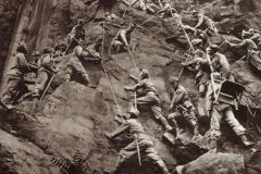 histoire_via-ferrata_dolomite-1915-Troupe-Autrichienne_.jpg